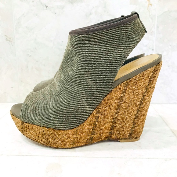 Stuart Weitzman Shoes - STUART WEITZMAN 7.5 Glover Wedge Sandal Khaki/Olive